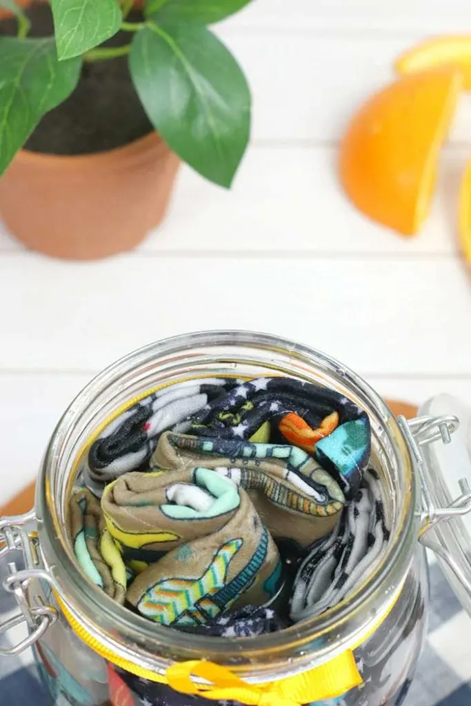 Everything Pretty DIY hand sanitizer wipes